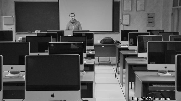 王勇老师工作环境，苹果包围着，看了真是羡慕妒忌