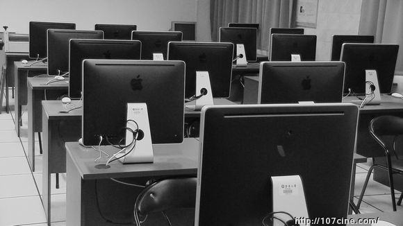 王勇老师工作环境，苹果包围着，看了真是羡慕妒忌