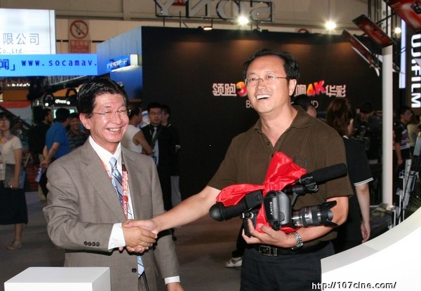 索尼中国专业系统集团、厦门大学新闻传播学院 隆重交接中国首台NEX-FS100 Super 35mm全画幅可换镜头摄录一体机