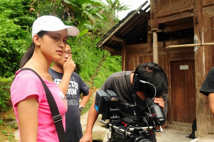 着粉红色衣服的那个人就是本片的导演，年轻啊！！！