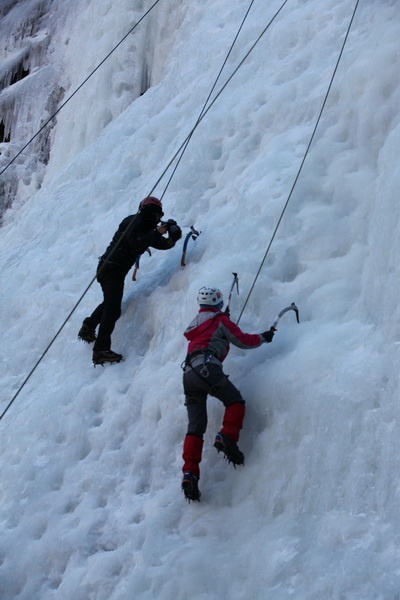 春节2人组拍摄的攀冰视频《山语》