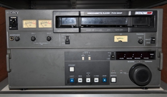 出让二手广播设备索尼PVW-D30P+3P摄录机一台；索尼PVW-637P+3P摄录机一台；索尼PVW-2600P编辑放机一台；索尼PVW-2800P编辑录放机一台；索尼VO-5850P编辑录放机二台；索尼PVM-1450GM监视器二台；索尼RM-450CE线编控制器一台；索尼RM-440线编控制器一台；松下AG-5700编辑录像机一台；松下AG-570线编控制器一台；JVC TD-W718双卡座一台；索尼VSF2000三角架一支（带脚轮）；安顿原装双路充电器一只等。联系方式：QQ1064950356　 