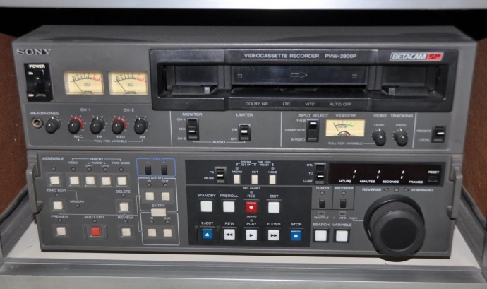 出让二手广播设备索尼PVW-D30P+3P摄录机一台；索尼PVW-637P+3P摄录机一台；索尼PVW-2600P编辑放机一台；索尼PVW-2800P编辑录放机一台；索尼VO-5850P编辑录放机二台；索尼PVM-1450GM监视器二台；索尼RM-450CE线编控制器一台；索尼RM-440线编控制器一台；松下AG-5700编辑录像机一台；松下AG-570线编控制器一台；JVC TD-W718双卡座一台；索尼VSF2000三角架一支（带脚轮）；安顿原装双路充电器一只等。联系方式：QQ1064950356　 