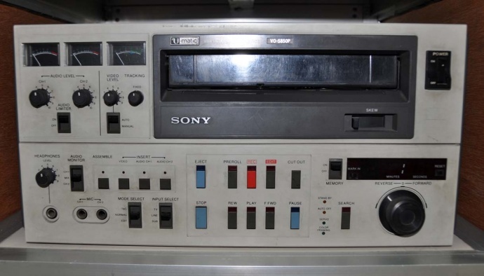 出让二手广播设备索尼PVW-D30P+3P摄录机一台；索尼PVW-637P+3P摄录机一台；索尼PVW-2600P编辑放机一台；索尼PVW-2800P编辑录放机一台；索尼VO-5850P编辑录放机二台；索尼PVM-1450GM监视器二台；索尼RM-450CE线编控制器一台；索尼RM-440线编控制器一台；松下AG-5700编辑录像机一台；松下AG-570线编控制器一台；JVC TD-W718双卡座一台；索尼VSF2000三角架一支（带脚轮）；安顿原装双路充电器一只等。联系方式：QQ1064950356　 