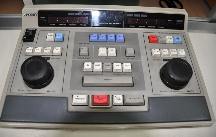 出让二手广播设备索尼PVW-D30P+3P摄录机一台；索尼PVW-637P+3P摄录机一台；索尼PVW-2600P编辑放机一台；索尼PVW-2800P编辑录放机一台；索尼VO-5850P编辑录放机二台；索尼PVM-1450GM监视器二台；索尼RM-450CE线编控制器一台；索尼RM-440线编控制器一台；松下AG-5700编辑录像机一台；松下AG-570线编控制器一台；JVC TD-W718双卡座一台；索尼VSF2000三角架一支（带脚轮）；安顿原装双路充电器一只等。联系方式：QQ1064950356　 