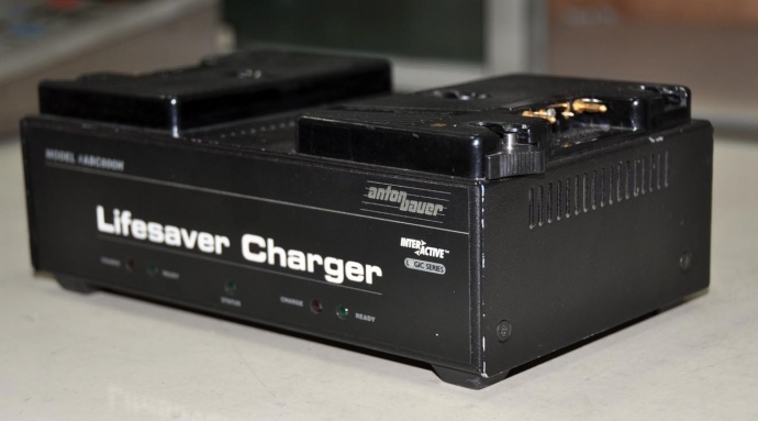 出让二手广播设备索尼PVW-D30P+3P摄录机一台；索尼PVW-637P+3P摄录机一台；索尼PVW-2600P编辑放机一台；索尼PVW-2800P编辑录放机一台；索尼VO-5850P编辑录放机二台；索尼PVM-1450GM监视器二台；索尼RM-450CE线编控制器一台；索尼RM-440线编控制器一台；松下AG-5700编辑录像机一台；松下AG-570线编控制器一台；JVC TD-W718双卡座一台；索尼VSF2000三角架一支（带脚轮）；安顿原装双路充电器一只等。联系方式：QQ1064950356　 