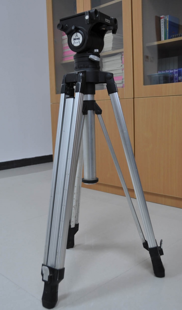 出让二手广播设备索尼PVW-D30P+3P摄录机一台；索尼PVW-637P+3P摄录机一台；索尼PVW-2600P编辑放机一台；索尼PVW-2800P编辑录放机一台；索尼VO-5850P编辑录放机二台；索尼PVM-1450GM监视器二台；索尼RM-450CE线编控制器一台；索尼RM-440线编控制器一台；松下AG-5700编辑录像机一台；松下AG-570线编控制器一台；JVC TD-W718双卡座一台；索尼VSF2000三角架一支（带脚轮）；安顿原装双路充电器一只等。联系方式：QQ1064950356　 