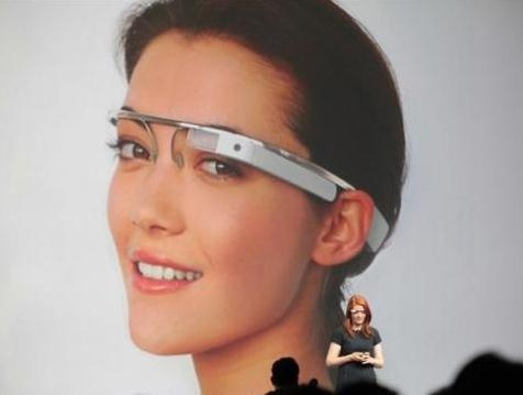 谷歌工程师戴Google Glass智能眼镜在旧金山上空跳伞