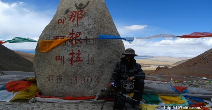 在那根拉山口与四轴飞行器的留影高海拔地区,由于空气稀薄,螺旋桨阻力